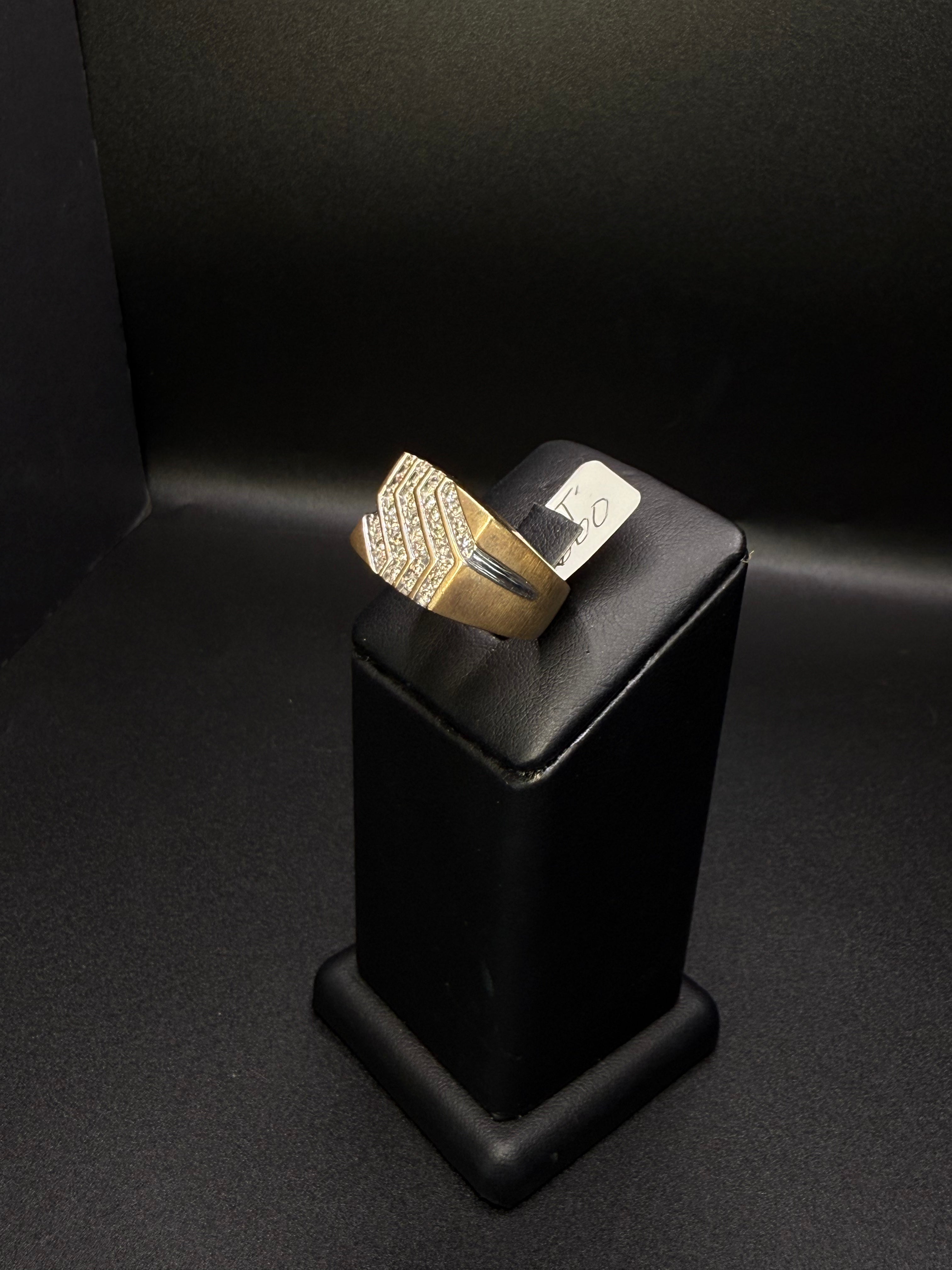 Men's Ring 10KT and diamond